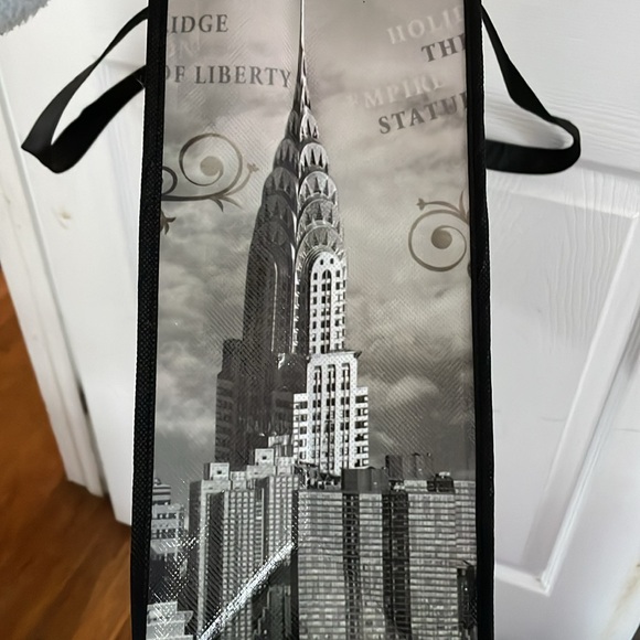 Tote bag. NYC motif. Only 1 use. Sturdy Woven plastic body w cloth handles. ⭐️ - Picture 8 of 10